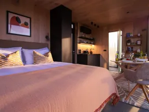 Stylish Mirrored Cabin with Sauna & Plunge Pool - Image 2