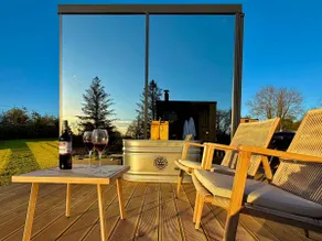 Stylish Mirrored Cabin with Sauna & Plunge Pool - Image 4