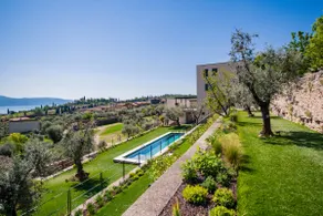 Elegant duplex with private Spa pool and lake view - Image 2