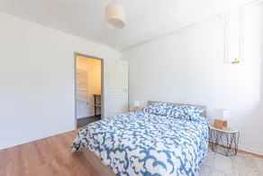 Spacious 2-room apartment - Free parking - Image 2