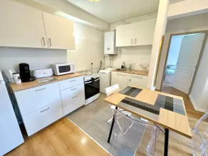 Spacious 2-room apartment - Free parking - Image 3