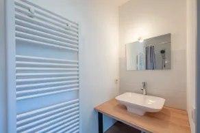 Spacious 2-room apartment - Free parking - Image 5