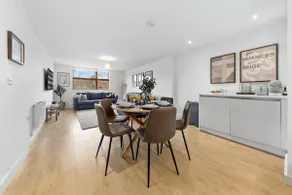 Comfortable 1 bed apartment Sleeps 6 Free Parking - Image 3