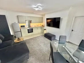 The City Hideout 3 BED With Free Parking And Patio - Image 2