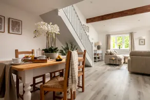 Epsom - Cosy Stay in the Cotswolds - Image 4
