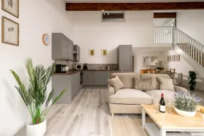 Epsom - Cosy Stay in the Cotswolds - Image 3
