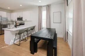 1500 sqf | 65” TV | Fire Pit | Pet friendly - Image 4