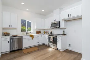 Walkable 3BR Townhome • Balcony & Hwy 30 - Image 4