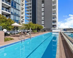 2B apartment stunning Lake view walk to Westfield - Image 5