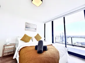 2B apartment stunning Lake view walk to Westfield - Image 4