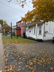Sleeps 4 w/laundry+privacy+Pet Friendly+Parking - Image 4