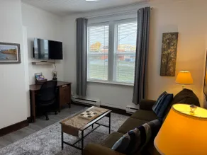 Sleeps 4 w/laundry+privacy+Pet Friendly+Parking - Image 3