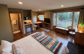 Huckleberry Cabin - Cozy 1 Room King Bed w/ View - Image 2