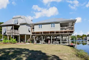 Spacious 5-bedroom house with Waterfront access! - Image 3