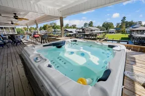 Spacious 5-bedroom house with Waterfront access! - Image 2