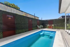 Executive Residence with Pool - Image 4