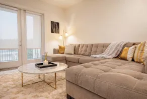 Luxury Executive Living - DART Rail - Workspace - Image 3
