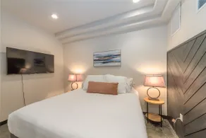 South Hill King Suite | Stylish, Private, Parking - Image 2