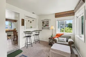 Cozy Downtown Cottage Near Beach and Pier - Image 4