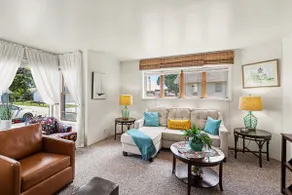 Cozy Downtown Cottage Near Beach and Pier - Image 3
