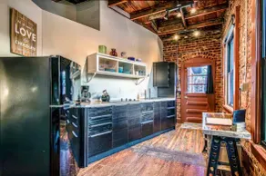 Firehouse Loft in NorthShore - clean & unique - Image 4