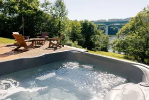 Private Lakefront Peninsula Retreat with Hot Tub - Image 4