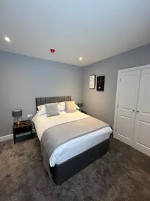 The Globe Apartments and Bedrooms - Image 4