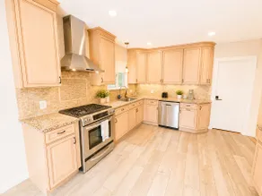 Spacious apartment, minutes to green line, parking - Image 2