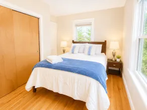 Spacious apartment, minutes to green line, parking - Image 4