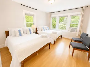 Spacious apartment, minutes to green line, parking - Image 5