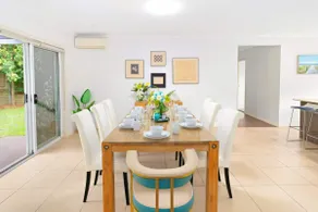 Family vacation preferred. Sunny and spacious villa with air conditioning. Parking space. 5 min drive to shopping mall. Near Liverpool train station. - Image 2