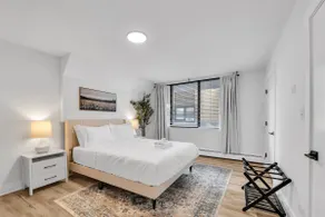 Guest Favorite Stay in Oak Park| In Unit Laundry - Image 5