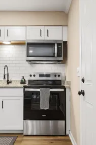 2BR 1.5BA Stylish Condo Near Hospitals - Shopping - Image 5