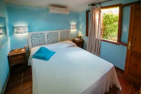 Private beach and moorings 150 m away, boat trips - Image 5