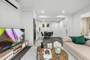 Rooftop Pool Views Sleek 1BR on St Kilda Rd - Image 3
