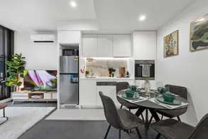 Rooftop Pool Views Sleek 1BR on St Kilda Rd - Image 4