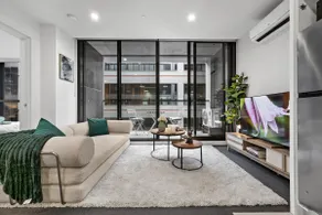 Rooftop Pool Views Sleek 1BR on St Kilda Rd - Image 2
