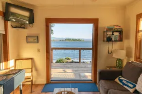 Beachfront Columbia River Retreat - Image 3