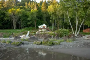 Beachfront Columbia River Retreat - Image 2