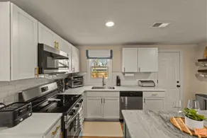 Modern Overland Park Home| Free Parking| Fast WiFi - Image 5