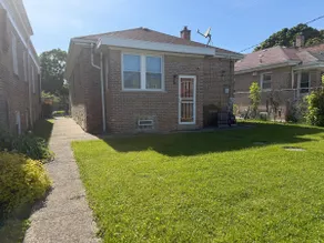 Chic Chicago Bungalow with Patio + Fenced Yard - Image 5