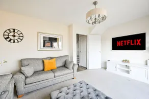 LUX Contractor & Family Haven - Parks x2, Sleeps 9 - Image 2