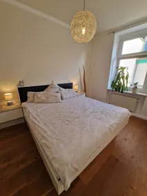 Stylish Apartment with Parking & Spa Bathroom - Image 4