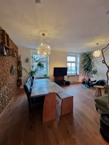 Stylish Apartment with Parking & Spa Bathroom - Image 2