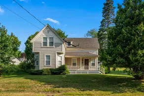 In-Town, 4 Bdm, 2Bth House. Two blocks to shops! - Image 3