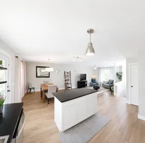 Country lake home - Image 2