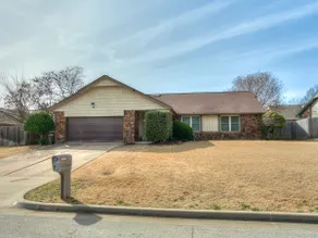 Spacious retreat in the heart of south Tulsa! - Image 2