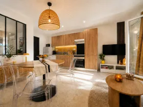 Stylish 2-bedroom • Quiet terrace • Ideal downtown location - Image 3