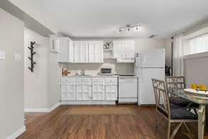 The Urban Nook: Cozy, Quiet & Close to the City - Image 4