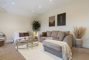 Modern & Luxury Harrogate Apartment - Image 2